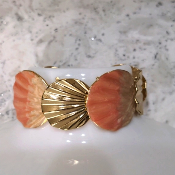 Unique Seashell Stretch Bracelet - Picture 4 of 5